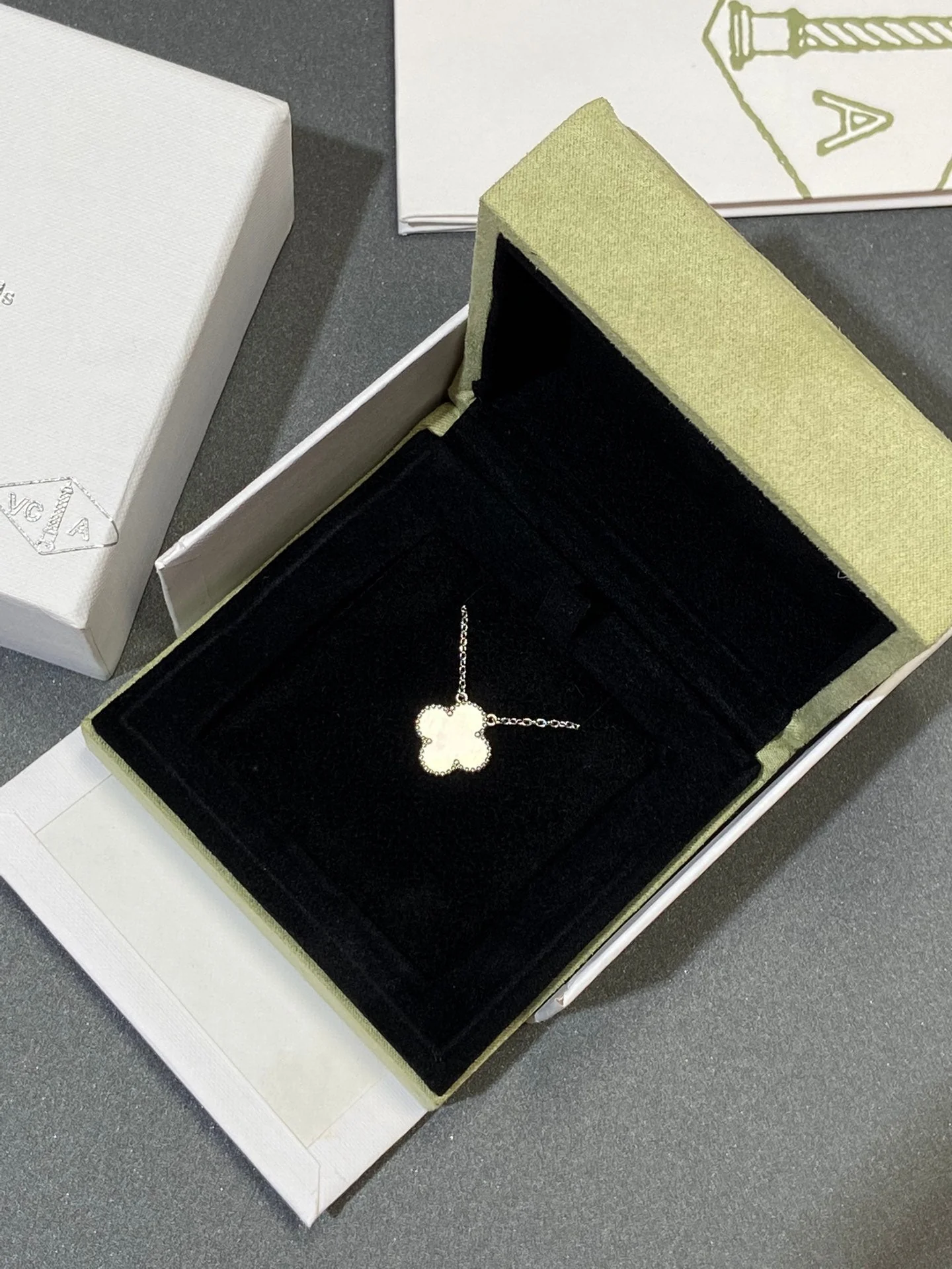 [VA]CLOVER MEDIUM SILVER WHITE MOP NECKLACE