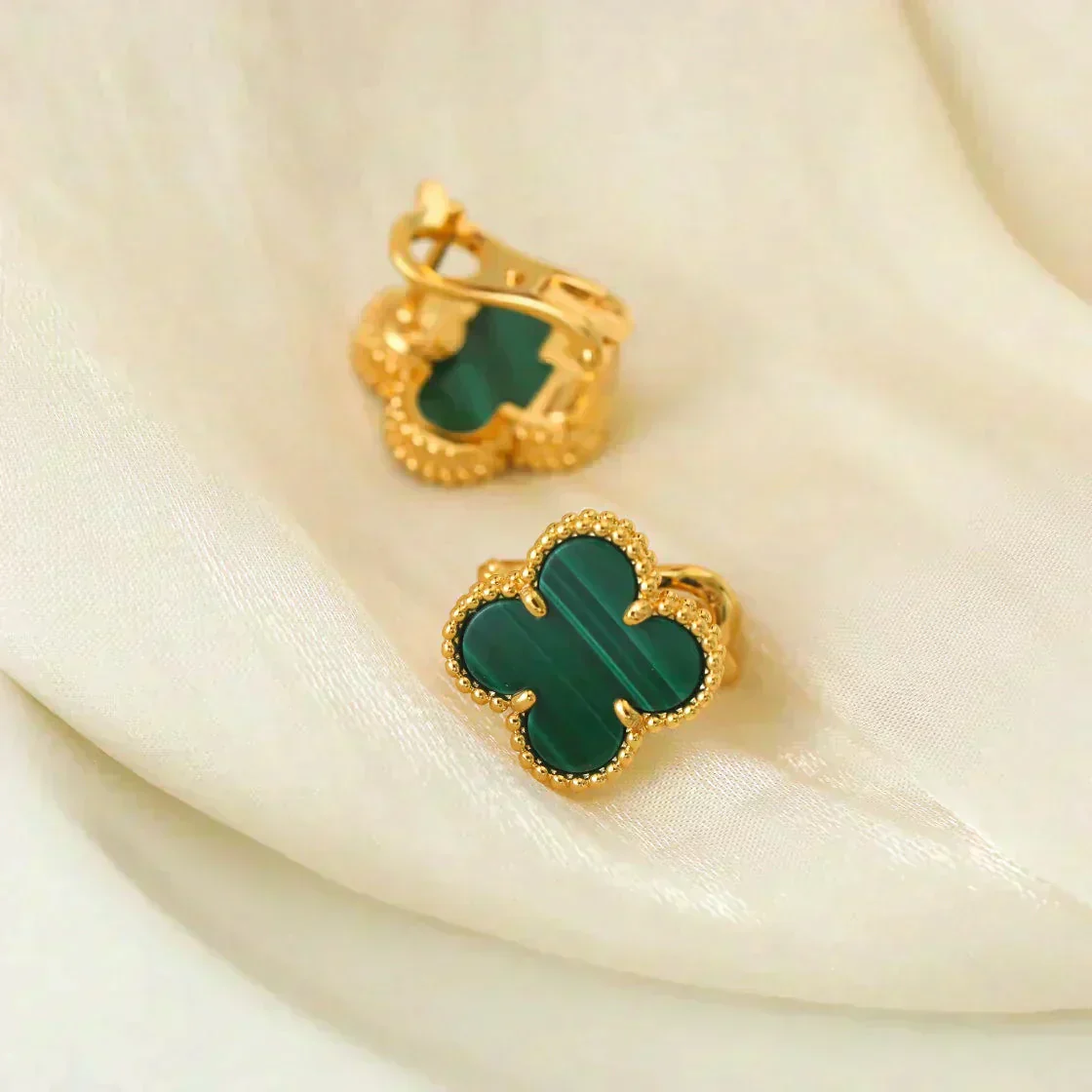 [VA]CLOVER MEDIUM 1 MOTIFS MALACHITE  EARRINGS