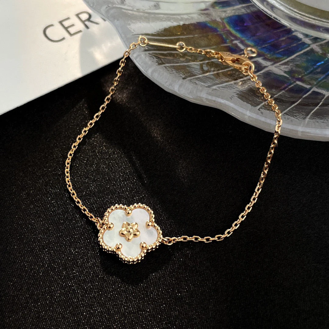 [VA]LUCKY WHITE MOP PLUM BLOSSOM  BRACELET