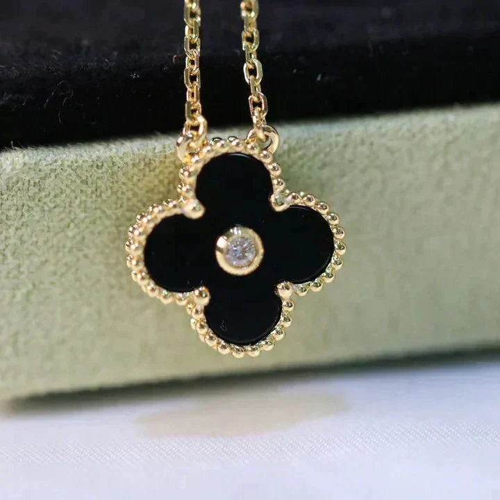 [VA]CLOVER 15MM DIAMOND ONYX NECKLACE