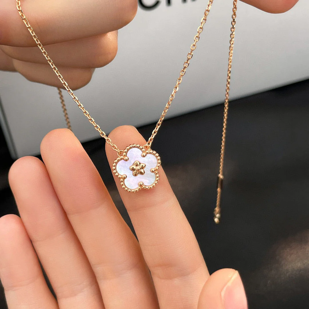 [VA]LUCKY  WHITE MOP  PLUM BLOSSOM NECKLACE
