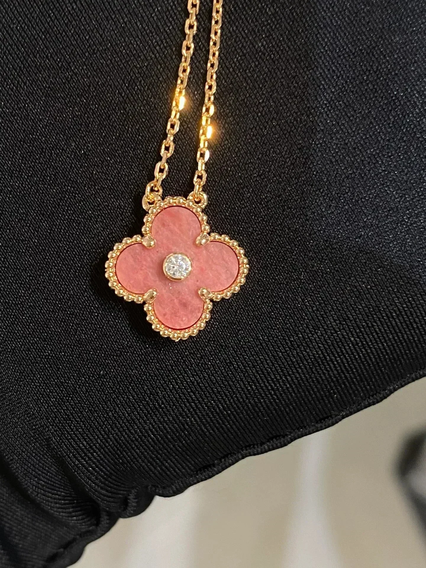 [VA]CLOVER 15MM DIAMOND RHODONITE NECKLACE