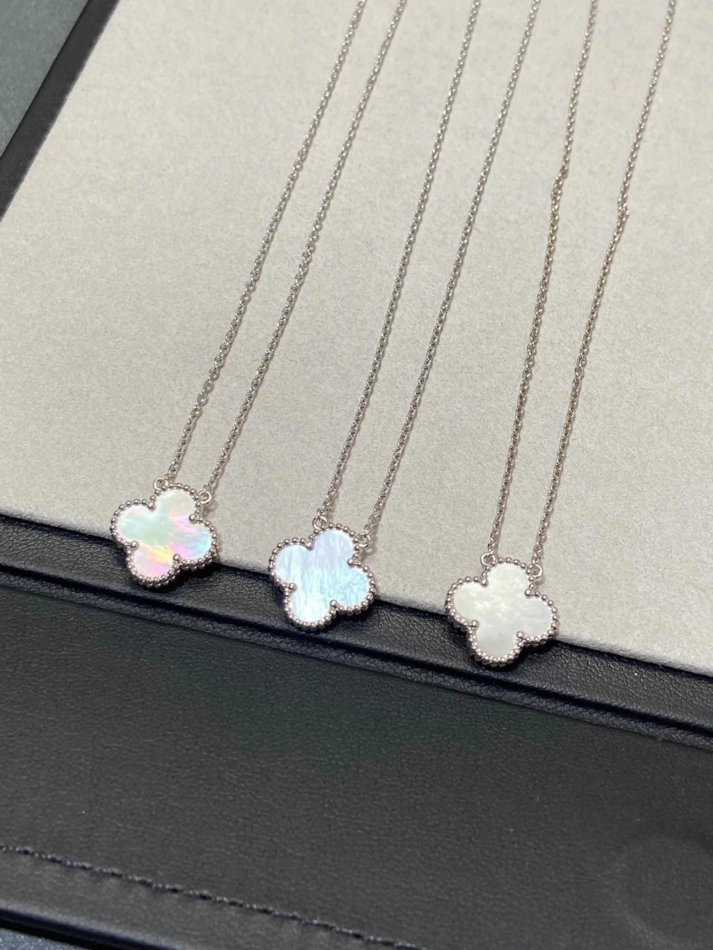 [VA]CLOVER MEDIUM SILVER WHITE MOP NECKLACE