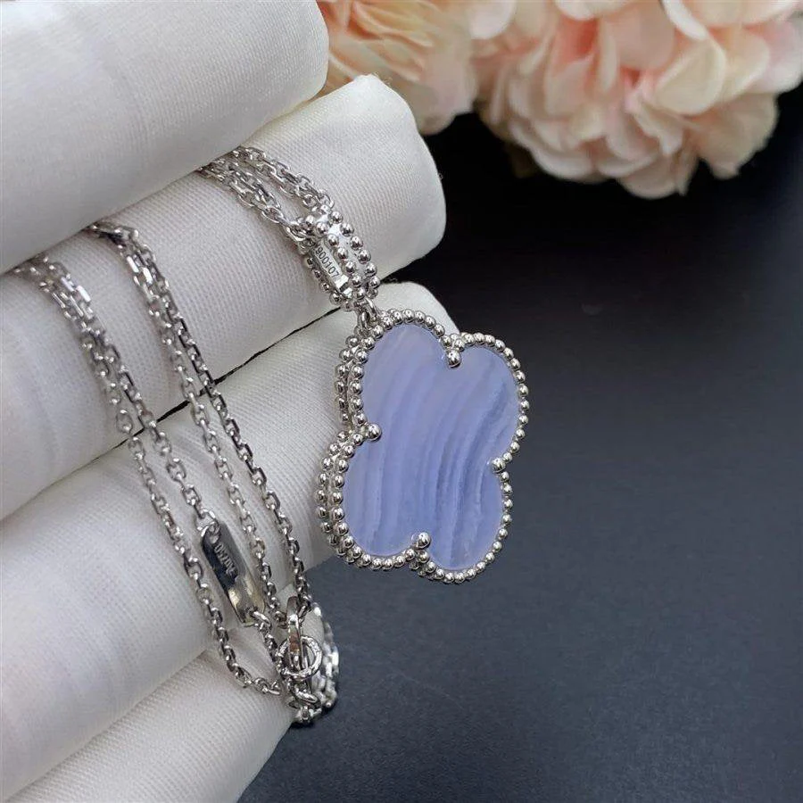 [VA]CLOVER SILVER CHALCEDONY BIG CLOVER NECKLACE