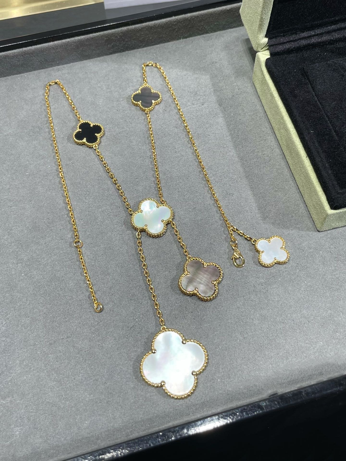 [VA]CLOVER 6 MOTIF MOP ONYX GOLD NECKLACE
